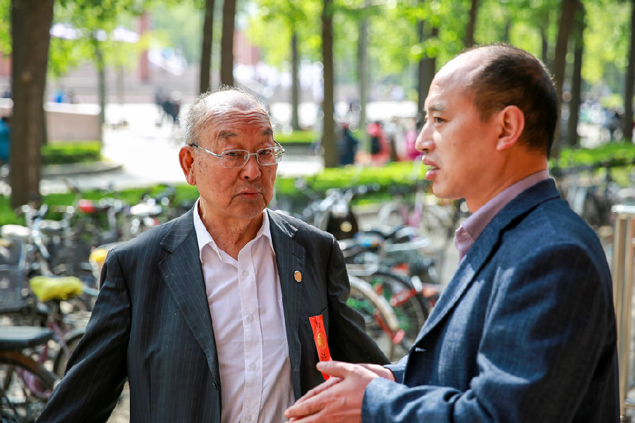 江枫先生返校。