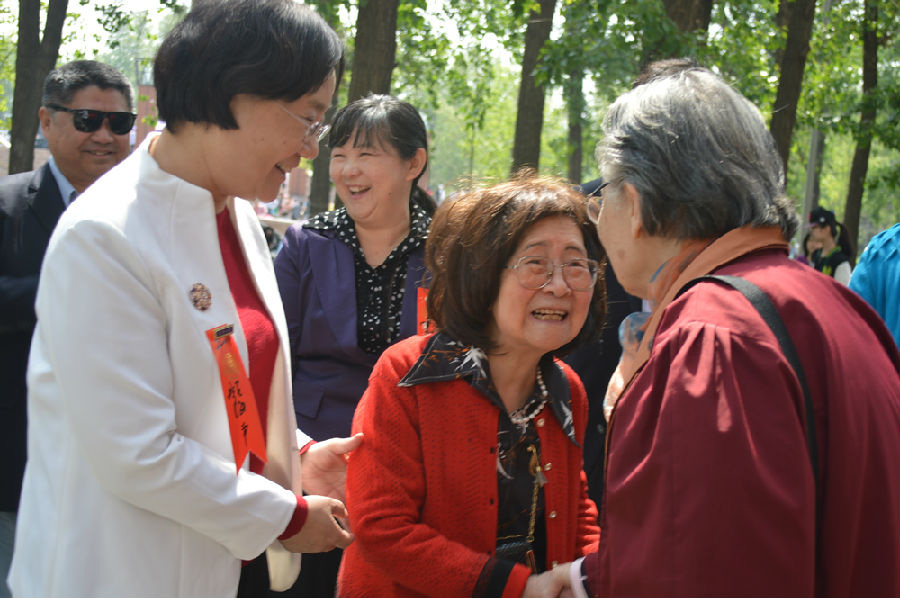 文洁若女士返校。