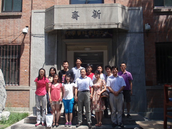 张成岗同与会毕业生代表合影留念